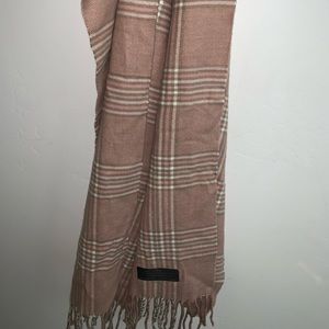 This is a 100% cashmere scarf.